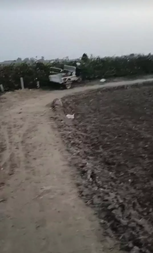 残疾村民称4米宽田间生产路被占只剩2米，收割机无法下地