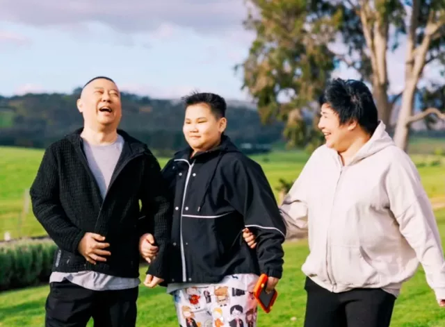 郭德纲带妻儿澳洲度假,大庄园挽手合照