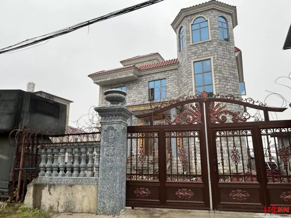 “网红被蛇咬放弃救治后失联”疑云：已被公安机关带走