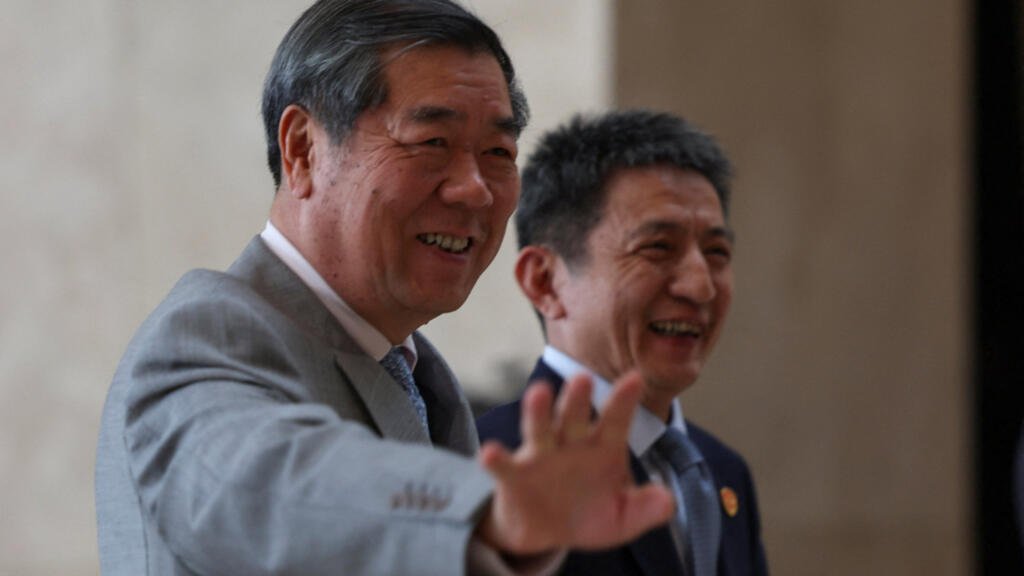 2025年10月25日,马来西亚吉隆坡,中美贸易谈判间隙,中国国务院副总理何立峰与首席贸易谈判代表李成刚向摄影记者挥手致意。 2025年10月25日,马来西亚吉隆坡,中美贸易谈判间隙,中国国务院副总理何立峰与首席贸易谈判代表李成刚向摄影记者挥手致意。