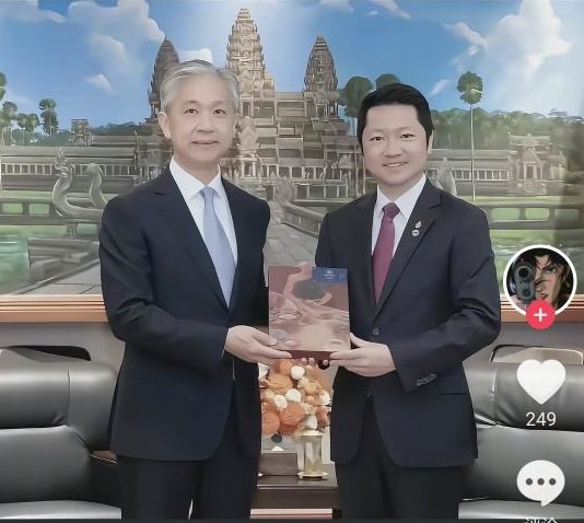 近期有中国网友指控，中国驻柬埔寨大使汪文斌曾与柬埔寨「太子集团」创办人陈志合照，质疑汪文斌为了自己的利益，将中国民众出卖给诈骗集团。 然而，有网友查证后，发现与汪文斌合照的人，是柬埔寨旅游部部长宋速肯。 图：翻摄自 @GFWfrog X 账号