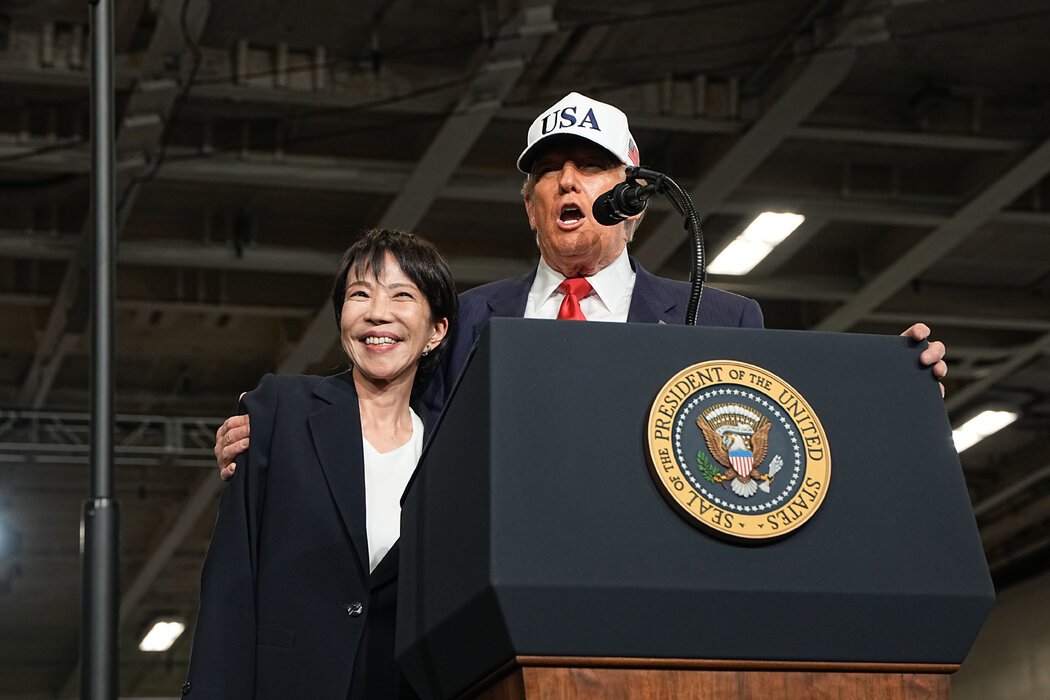 特朗普总统周二在日本横须贺与日本首相高市早苗一同登上“乔治·华盛顿”号航空母舰,向美军部队发表演讲。