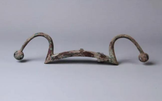 古玩大佬双面人生：白天学术考古 夜里炸药盗墓