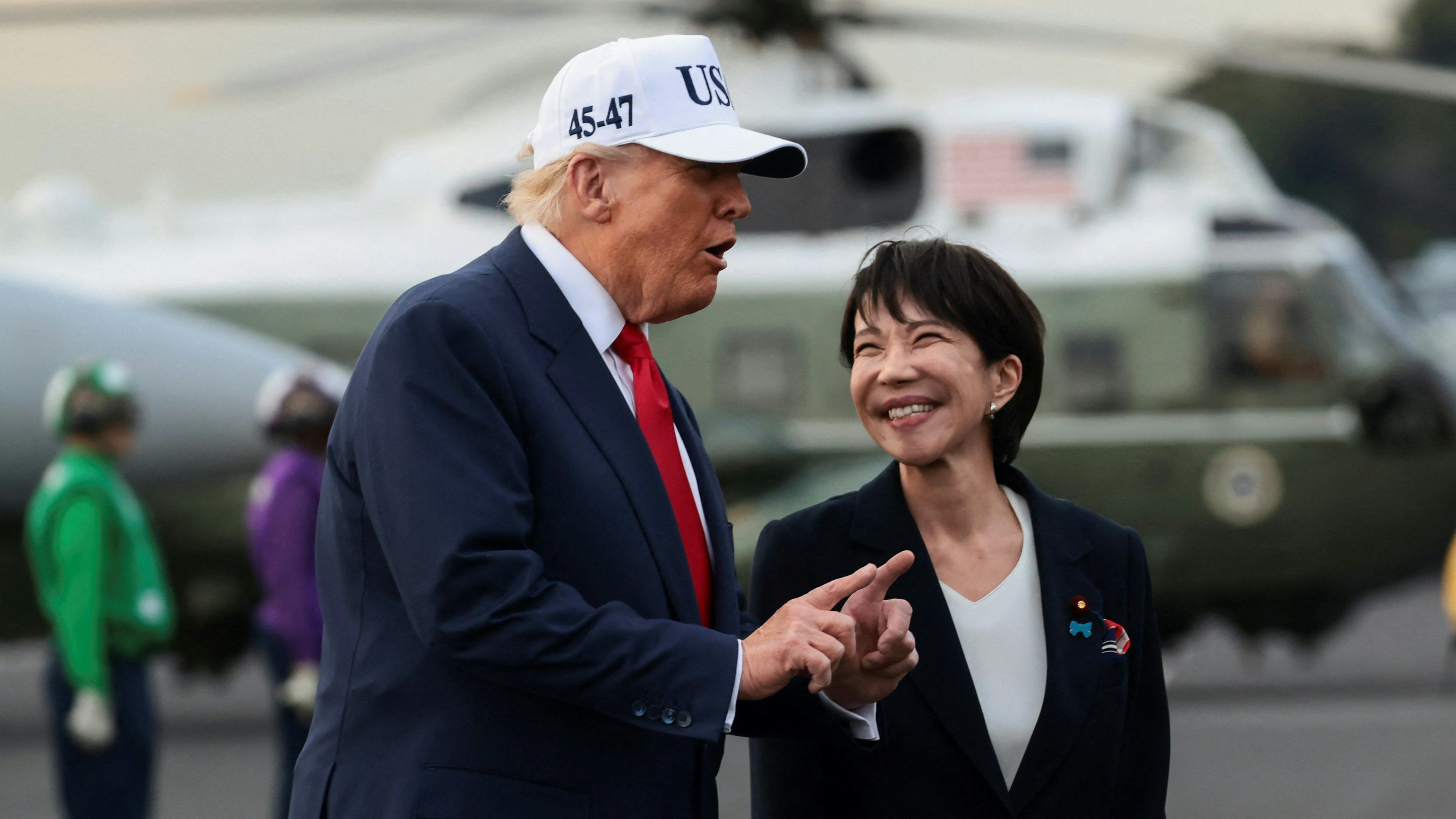 2025年10月28日，日本首相高市早苗陪同美國總統特朗普（Donald Trump）訪問美國海軍在日本橫須賀基地，同登美國喬治華盛頓號航母。（Reuters）