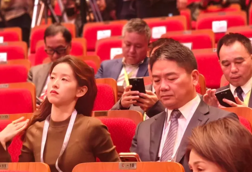 刘强东搀扶章泽天,女方态度冷淡疑似冷战