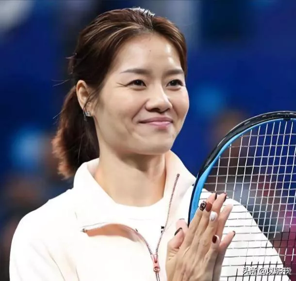 42岁李娜近照，退役后越变越漂亮，儿女双全