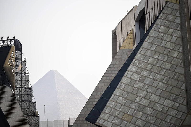 大埃及博物馆座可远眺、俯瞰吉萨金字塔群（Giza Pyramids）。（欧新社）
