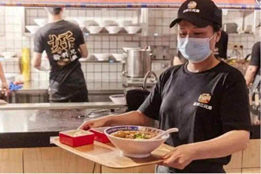 1万元起家 12年做到10亿 上海小伙开餐馆发大财 1万元起家 12年做到10亿 上海小伙开餐馆发大财