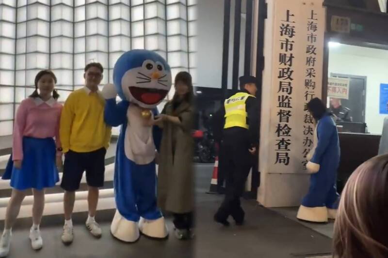 萬聖節當天,中國上海靜安寺傳出一名女子Cosplay「哆啦A夢」上街不久,火速被警方帶走問話。(圖擷取自@@whyyoutouzhele 社群平台「X」,本報合成) 萬聖節當天,中國上海靜安寺傳出一名女子Cosplay「哆啦A夢」上街不久,火速被警方帶走問話。(圖擷取自@@whyyoutouzhele 社群平台「X」,本報合成)