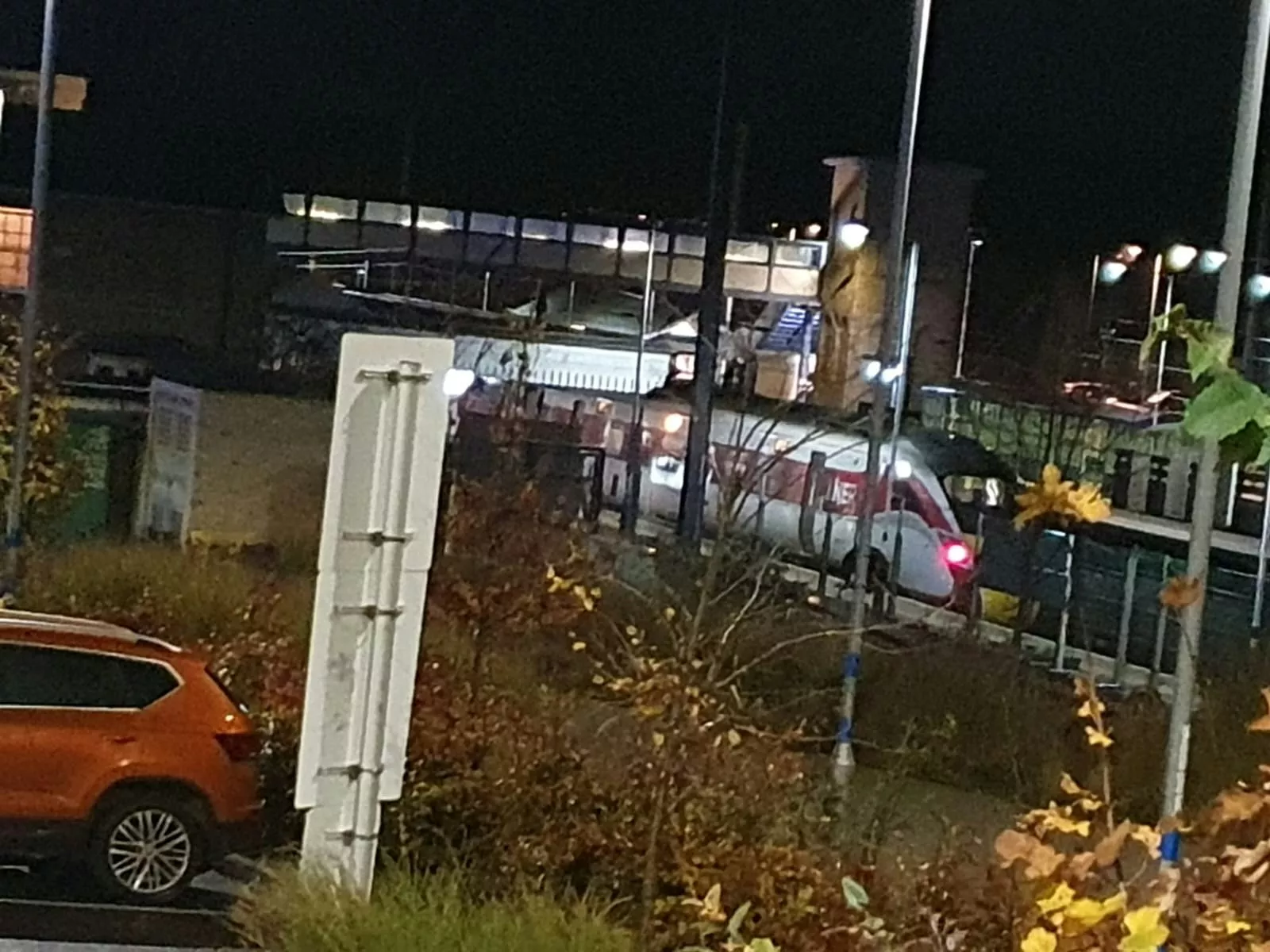 英国火车爆狂徒“大规模攻击”：目击者还原惊悚瞬间