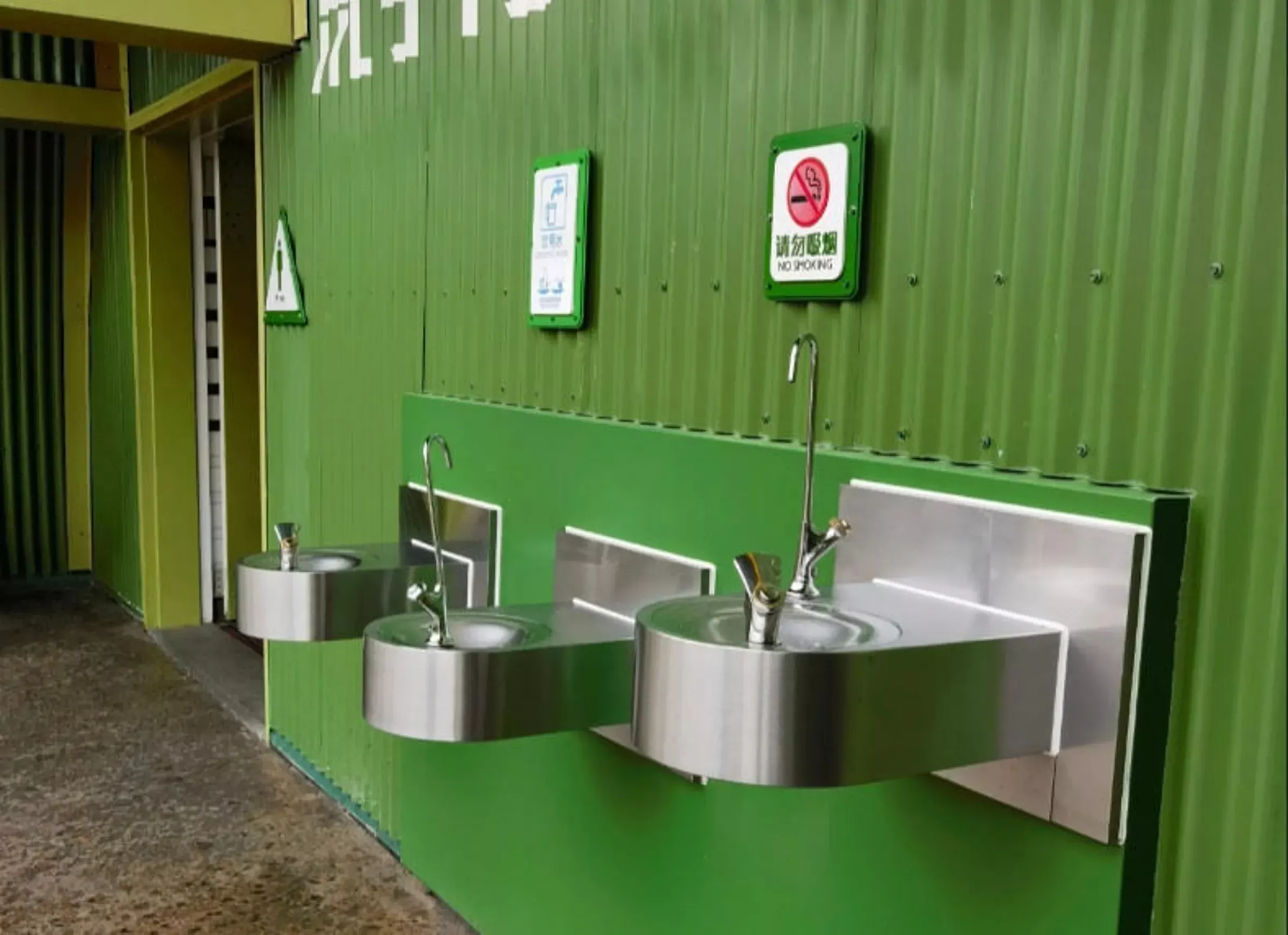 上海迪士尼直饮台现傻眼一幕 网：这水不敢喝了