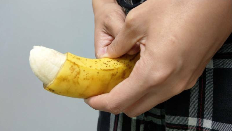 印尼小三趁人夫勃起时，突割断他的GG。示意图。（图取自freepik）