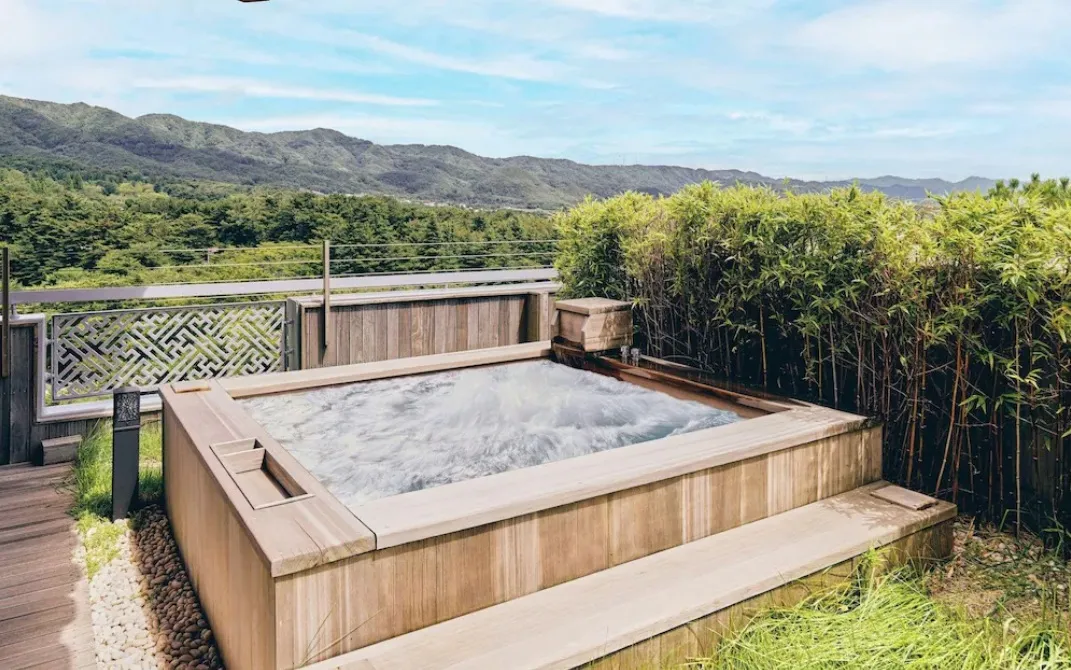 户外按摩浴缸更是一大特色。翻摄自可隆饭店网站