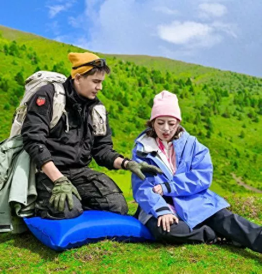 经超夫妻现身浙江!小李琳牵老公手被嘲像母子