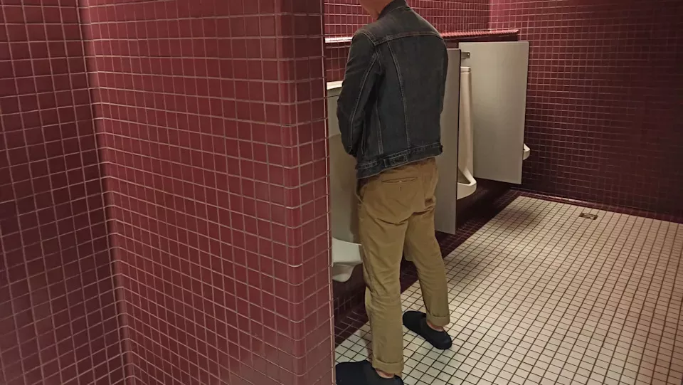 傻眼！男进公厕看学生小便 竟伸手捧尿喝下说这句话