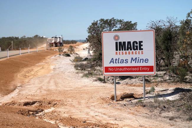 中国稀土锁喉全球，这西方大国被曝是“帮凶”