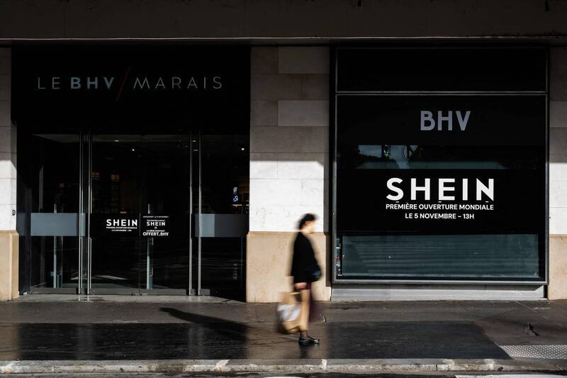 创立于中国的电商巨擘Shein全球首家实体门市即将在法国开幕，却爆出在网上贩售「拟似儿童」的成人情趣娃娃，法国财长警告，若产品再上架将禁止Shein营运。（法新社）