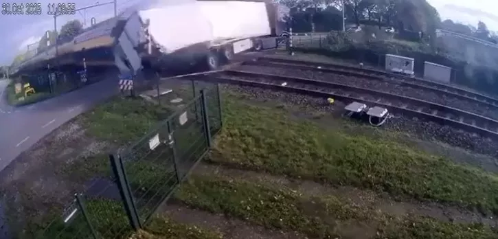 惊魂瞬间：大货车来回行驶 遭火车撞至粉碎(视频)