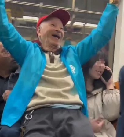 上海老翁一屁股坐女乘客大腿 狂蹭偷摸 露诡异笑容