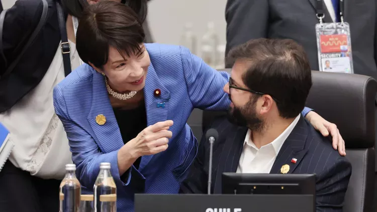 高市早苗“关西大婶式”亲民外交获好评 民调飙82%　