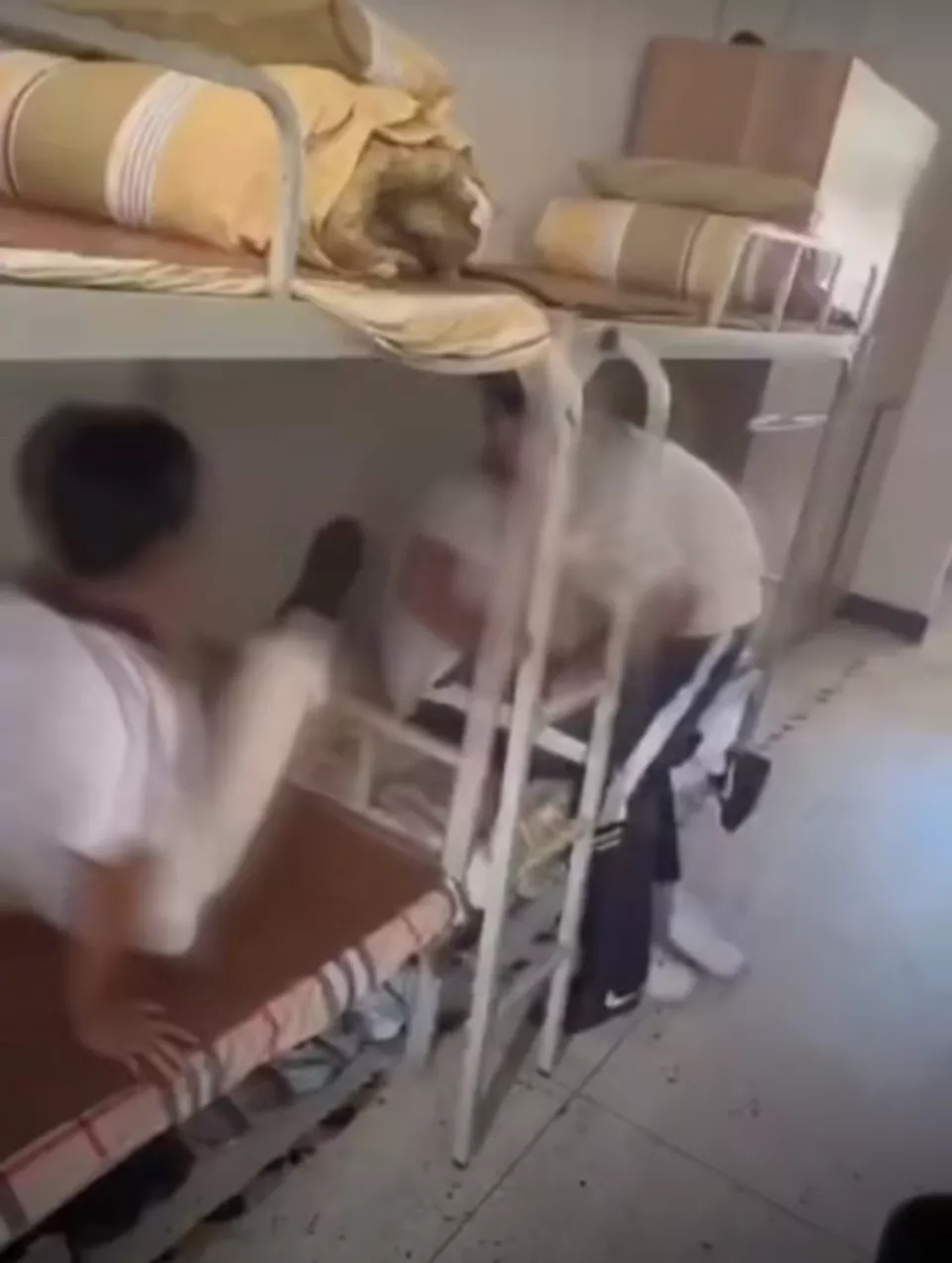 温州一技校宿舍内男生被多人拳打脚踢不敢反抗