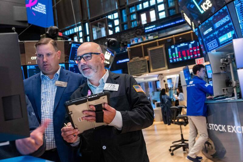 全球股市警鐘敲響！高盛、大摩示警稱，未來2年內，股市將回調1-2成。（法新社）