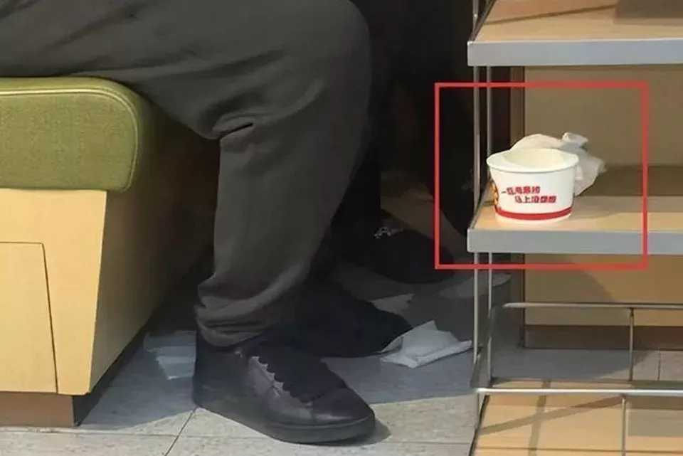 海底捞“再飘尿味”!网叹:卖场一堆人用塑胶瓶方便