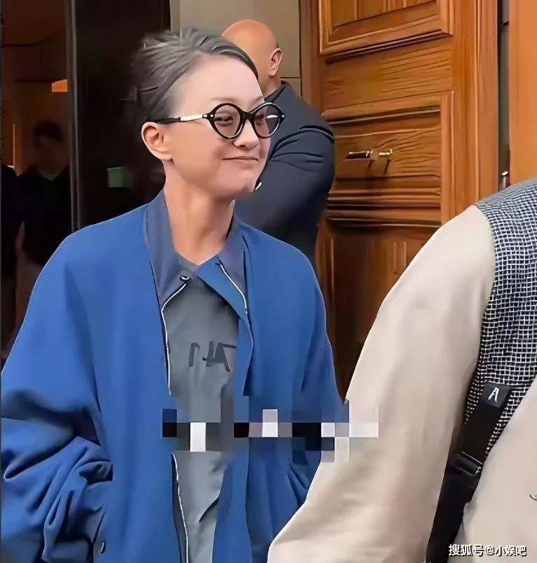 周迅白发素颜亮相巴黎，一脸老态认不出