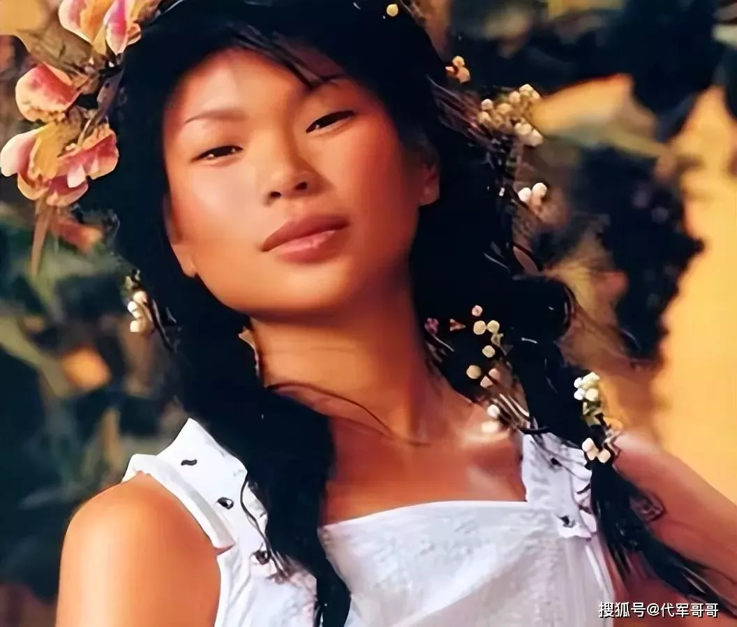 被群嘲是“第一丑模”，嫁给大20岁老外，如今怎样了？