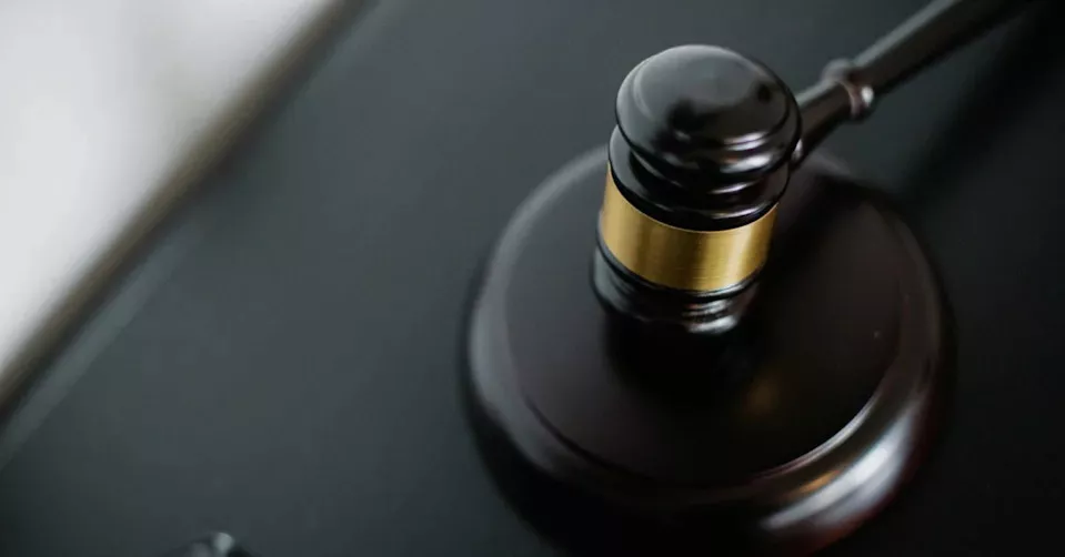 宁死不坐牢！美男法院三楼撞破玻璃跳下亡