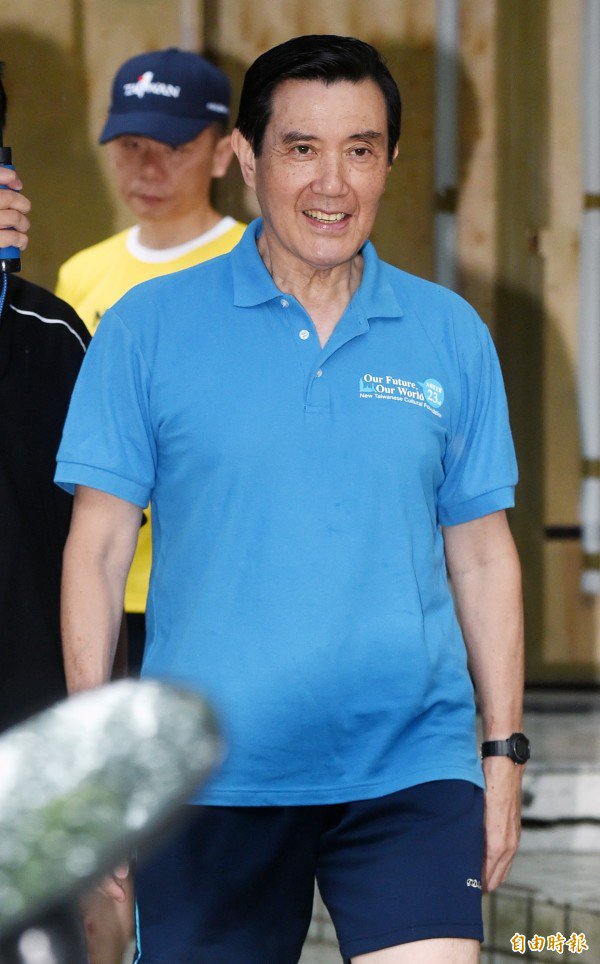 前总统马英九今晚以录影播出的方式，在亚洲出版业协会卓越新闻奖颁奖典礼现场「现影」，但在演说一开始他就先酸了一下驳回他申请的蔡政府，称「喔﹗我不知道原来香港是这么危险的地方，各位女士与先生，你们最好小心了！」（资料照，记者廖振辉摄）