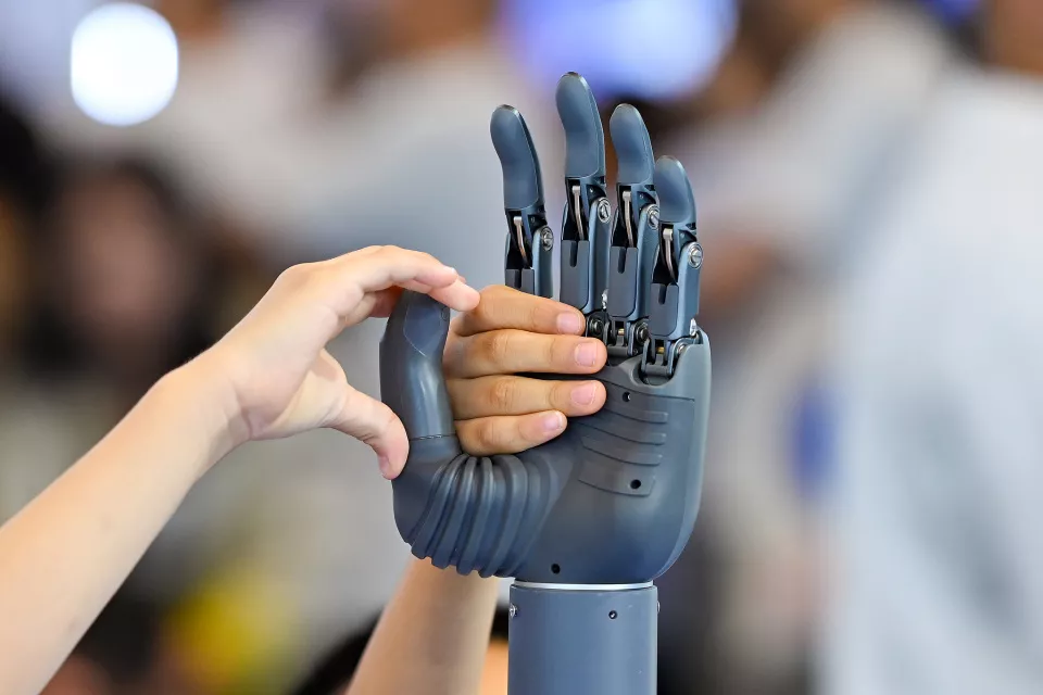 放弃百万年薪，98年清华硕士在出租屋造出机器手