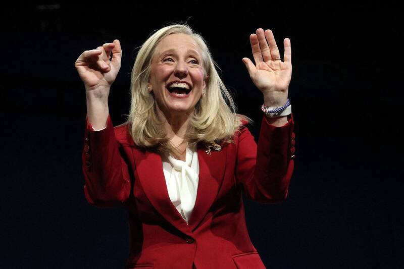 美国维吉尼亚州州长选举开票中，各媒体预测民主党史潘柏格将胜出，她已上台发表胜选演说。（法新社）