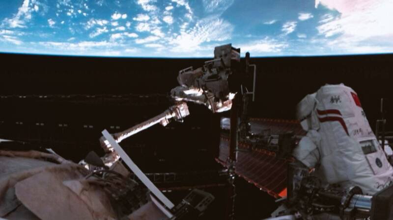 图为神舟20号太空人执行舱外任务。（欧新社）