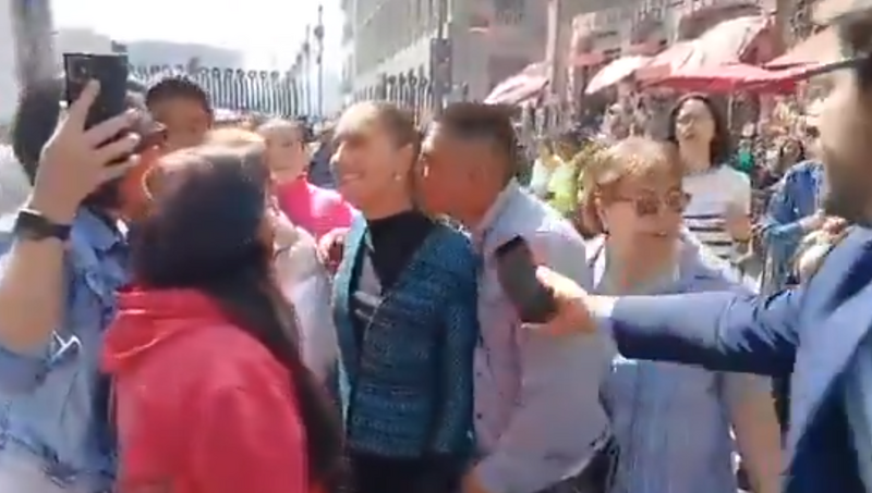 男子偷亲薛恩鲍姆后颈。（图撷自「@GildoGarzaMx」X帐号）