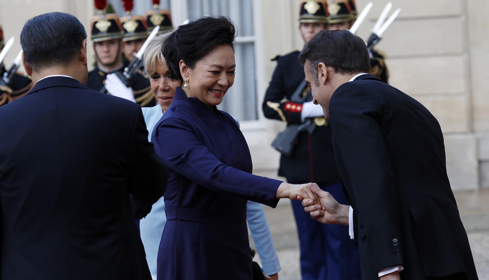 姚诚爆彭丽媛军装视察照片时间地点 星岛日报或奉命放风。图为2024年5月6日，法国总统马克龙（右）和夫人布丽吉特-马克龙（后排右）与前来巴黎爱丽舍宫赴宴的中共总书记习近平（左）和夫人彭丽媛互致问候。(Photo by Antoine Gyori - Corbis/Corbis via Getty Images)