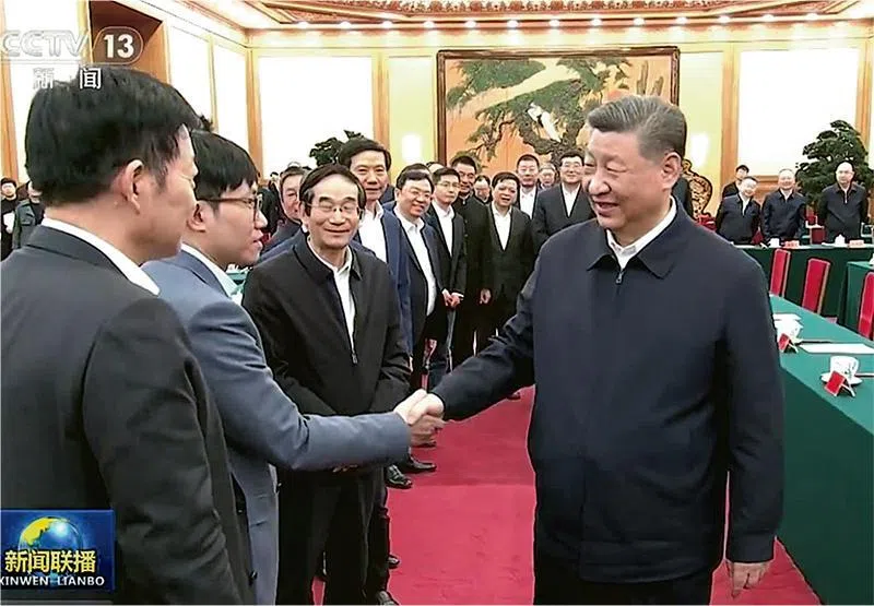 中国国家主席习近平（前右）今年2月在北京召开民企座谈会，会议结束后，习近平与中国民营企业家逐一握手。图为习近平面带笑容与DeepSeek创办人梁文锋（左二）握手。 （档案照）