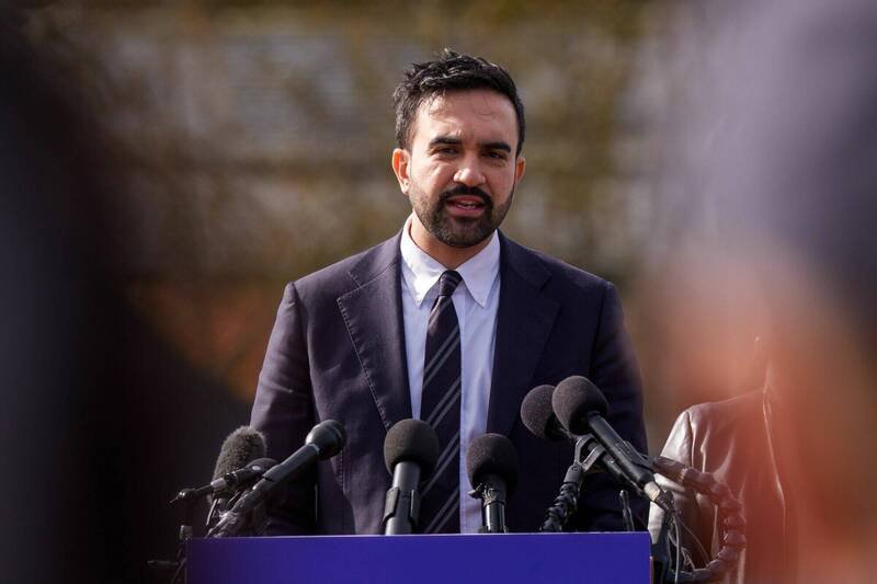 印度人5日在社交媒体上庆祝美国民主党籍州议员曼达尼当选纽约市长。（彭博）