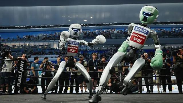 一个机器人出拳头打到另一个机器人