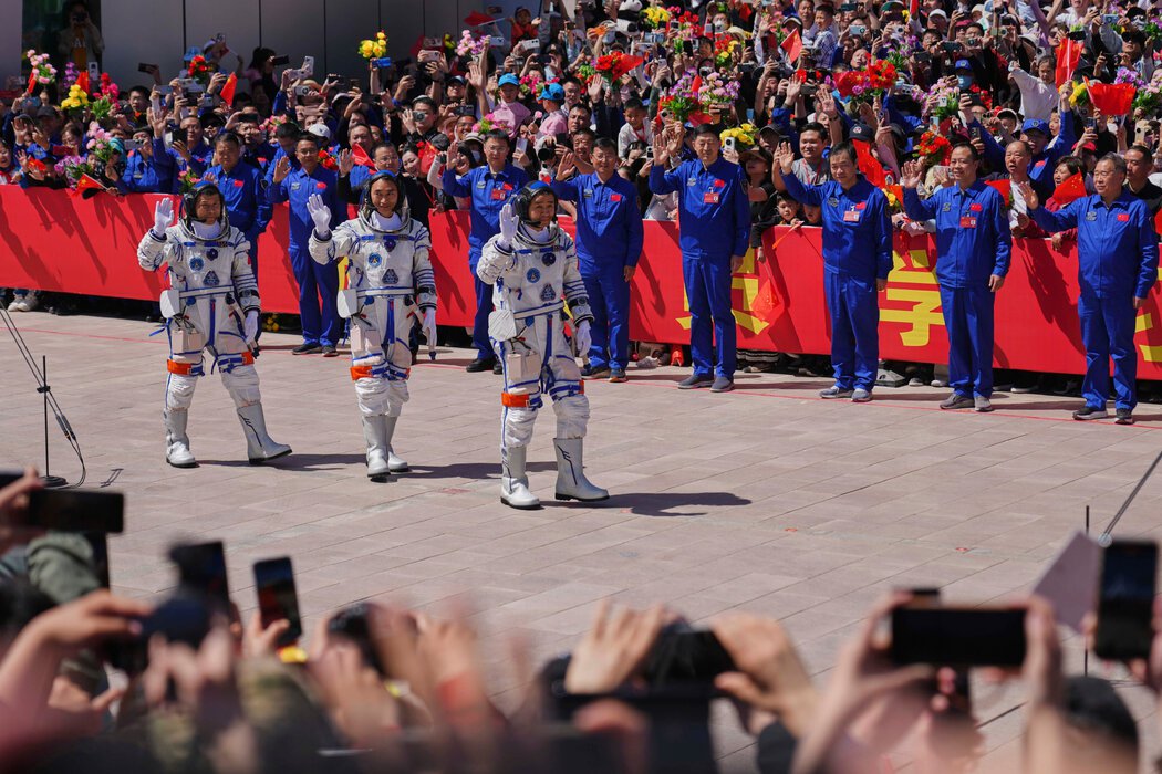 神舟二十号载人航天任务的中国航天员今年早些时候在中国西北部的酒泉卫星发射中心参加载人航天任务欢送仪式。 神舟二十号载人航天任务的中国航天员今年早些时候在中国西北部的酒泉卫星发射中心参加载人航天任务欢送仪式。