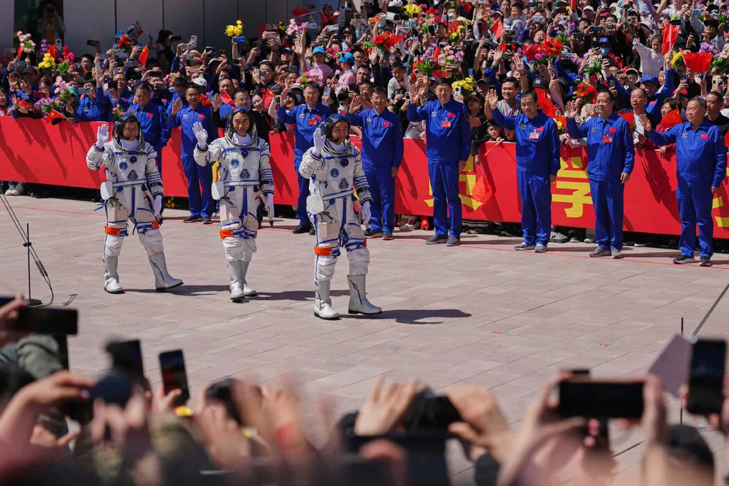 疑遭太空碎片撞击，中国神舟二十号飞船推迟返航