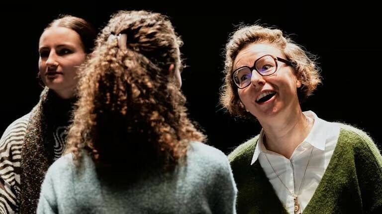 瑞士约德尔唱法教师娜迪亚·拉斯（Nadja Raess）（右），29日在琉森的音乐高中，与学生一同练习。拉斯是将约德尔唱法推向联合国非物质文化遗产的重要推手之一。（美联社）