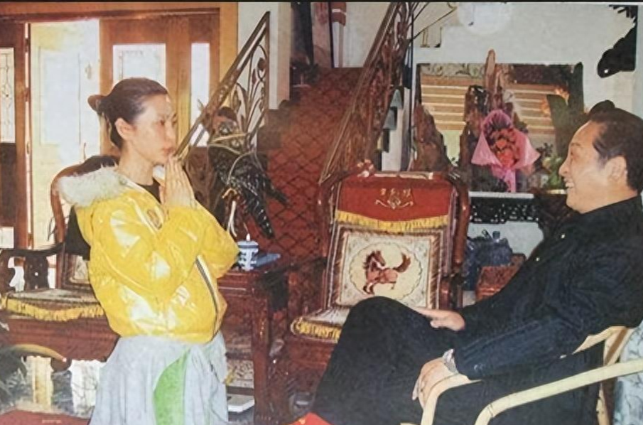 大师王林为一线明星“开光”，让她们一丝不挂，在身上画符