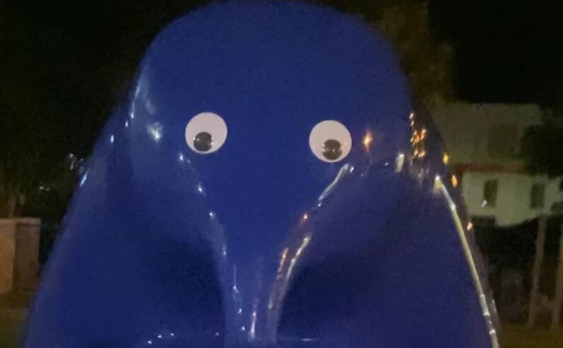 澳洲1名青少女近日因涉嫌在大型神话生物雕塑蓝色铸像上贴上塑胶眼睛而受审。（撷取自Facebook）