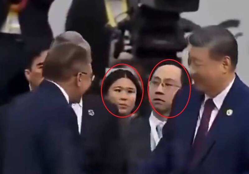 习近平背后的中国代表团官员们神色慌张。（取自X）