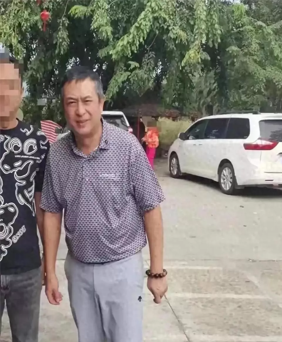 54岁张嘉译被偶遇！白发苍苍腰越来越严重