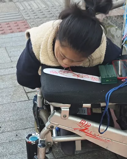 重庆残疾二孩妈妈用嘴绣鞋网友泪崩，当事人回应