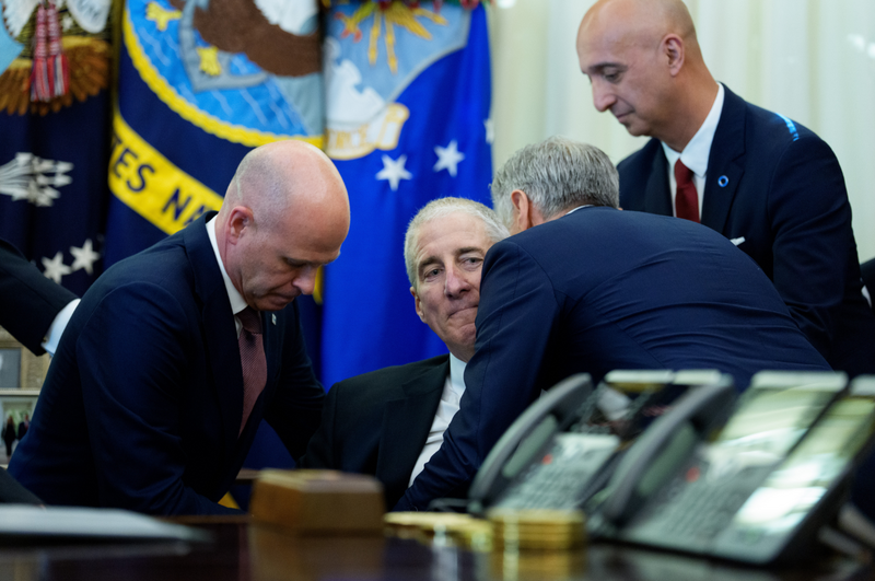 美国总统川普与药厂达成协议，礼来和诺和诺德同意大幅降低其畅销减肥药的价格，但稍早川普开记者会的过程也发生插曲，诺和诺德的一名高层主管高登突然晕倒，吓得邻近人员赶忙搀扶并让他就地休息（见图）。（欧新社）