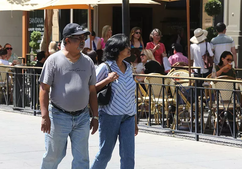 一个AI荣景 两个经济世界 半导体愈发达 其他产业愈萧条？