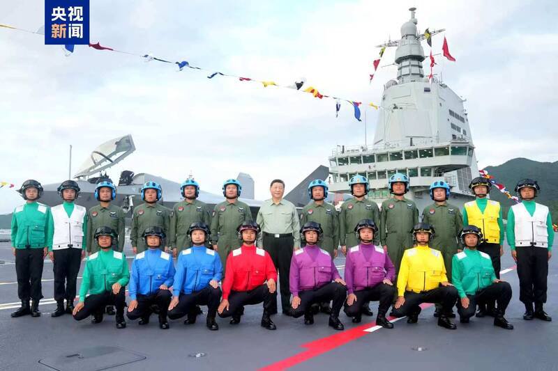 新华社报导，中国第一艘电磁弹射型航空母舰福建舰入列授旗仪式5日在海南三亚某军港举行，中共中央总书记习近平出席入列授旗仪式并登舰视察。报导指习近平亲自决策福建舰采用电磁弹射技术，他参观福建舰时曾到控制站按下弹射按钮。（截自央视新闻）